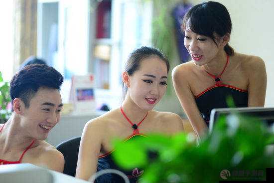 公司老板要求真空上班:这是什么奇葩规定(图1)